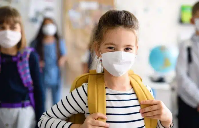 Deca sa maskom u školi