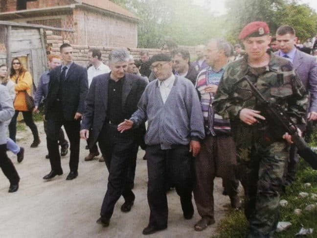Đinđić u razgovoru sa meštanima Muhovca