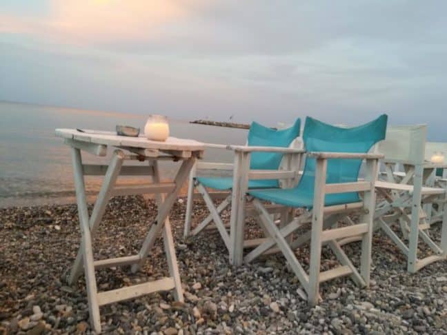 Sto i stolice na plaži