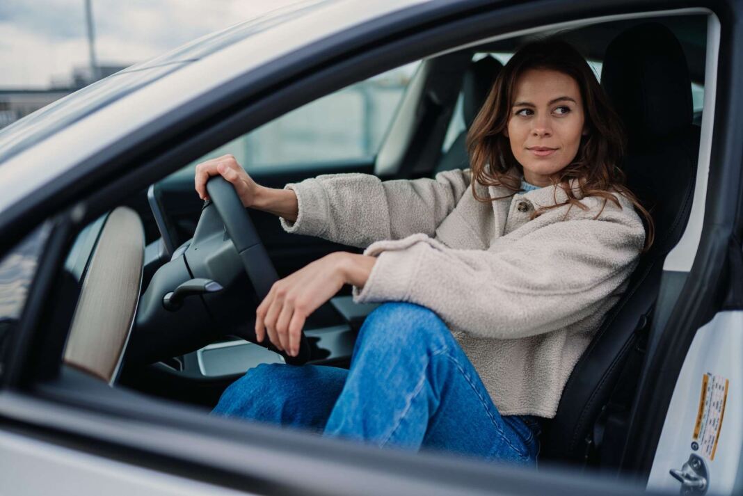 žena-auto