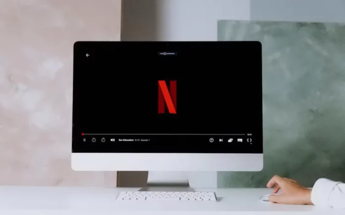Osoba pušta netfliks na kompjuteru.