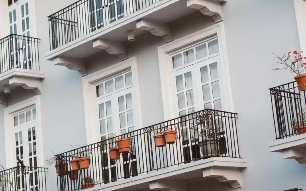 stambena zgrada sa terasama