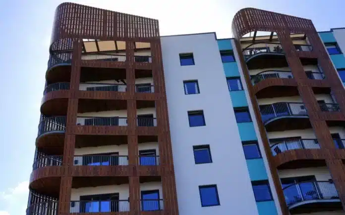 Stambena zgrada bele i braon boje