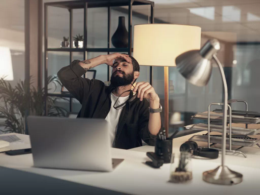 Muškarac radi u kancelariji