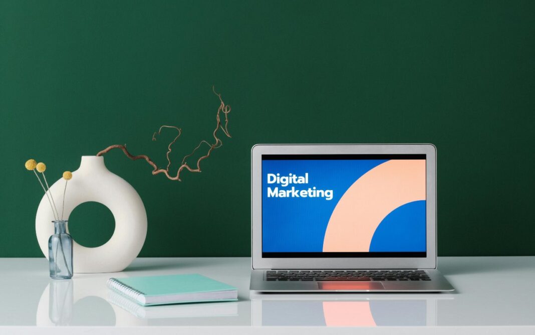 Natpis za digitalni marketing na ekranu laptopa