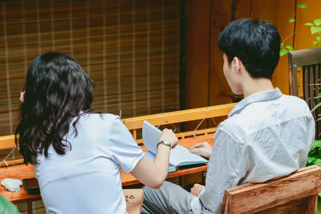 par za stolom sa papirima